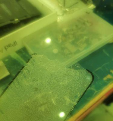 如何更换iPhone屏幕并修复坏屏问题（简单步骤帮您解决iPhone屏幕坏了的困扰）